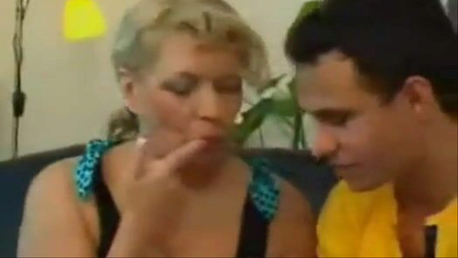 mama și fiul jucându-se cu mâncarea